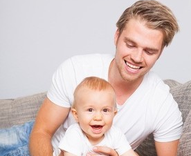 E se a casa con il bimbo ci rimane papà? Ecco il bando del comune di Cervia per il congedo