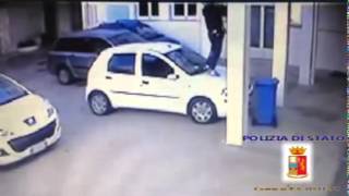 Mamma rapisce figlia dalla casa famiglia e la lancia dalla finestra - IL VIDEO