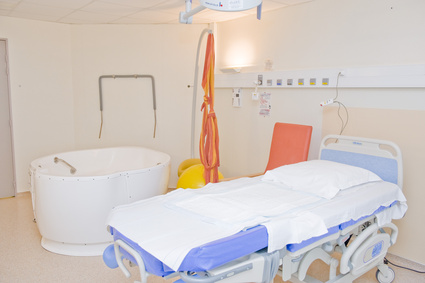 Parto in acqua: neonato contrae infezione e muore. Si riapre dibattito sui rischi