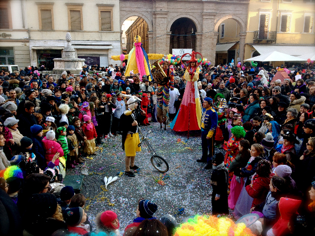 In piazza a Rimini torna Color Coriandolo