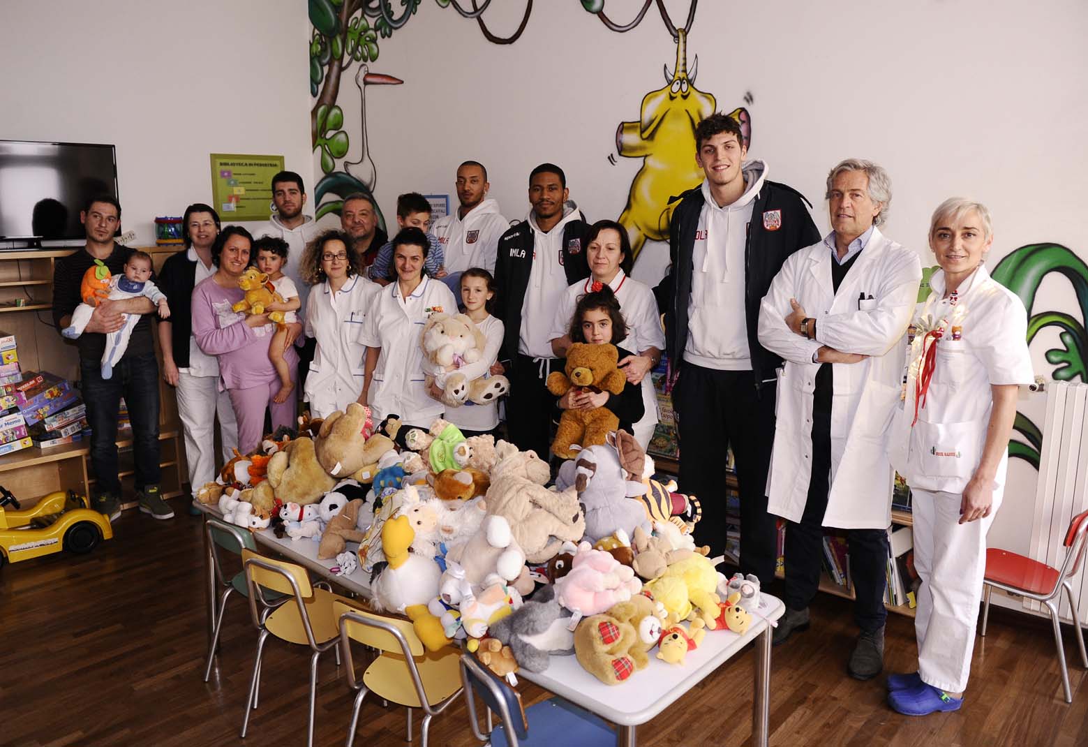 Dal basket, una pioggia di peluche per i bimbi della Pediatria di Imola