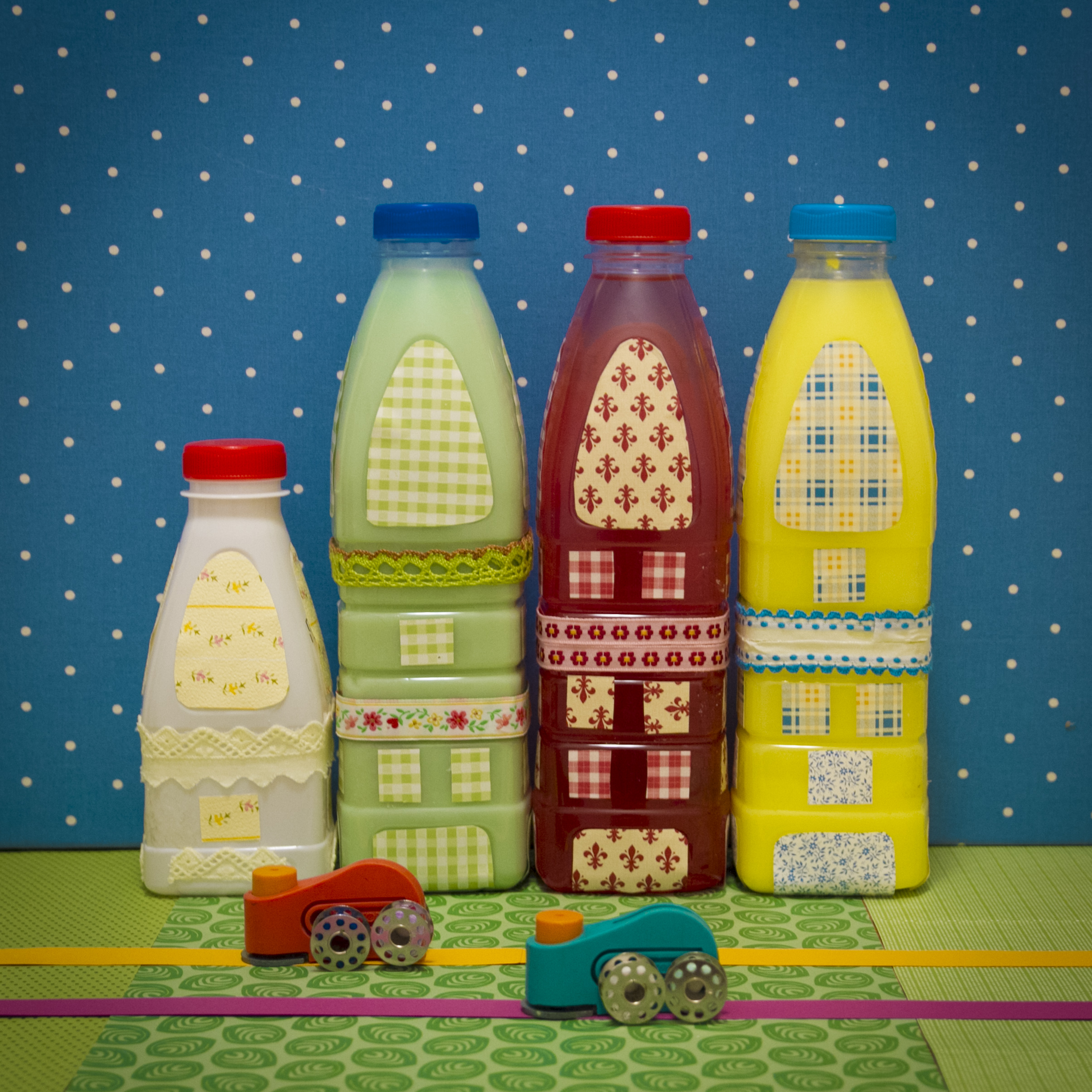 I laboratori di Arianna: case-bottiglia con le confezioni di latte della Centrale di Cesena