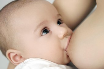 Mamma rifiuta antidolorifici dopo l'incidente: “Devo allattare"