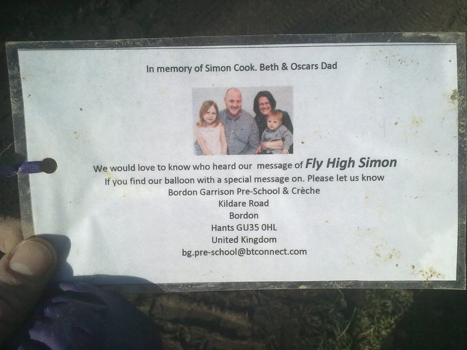 Quel palloncino in memoria del papà morto: Borgo Montone ospita la famiglia inglese che l'ha lanciato