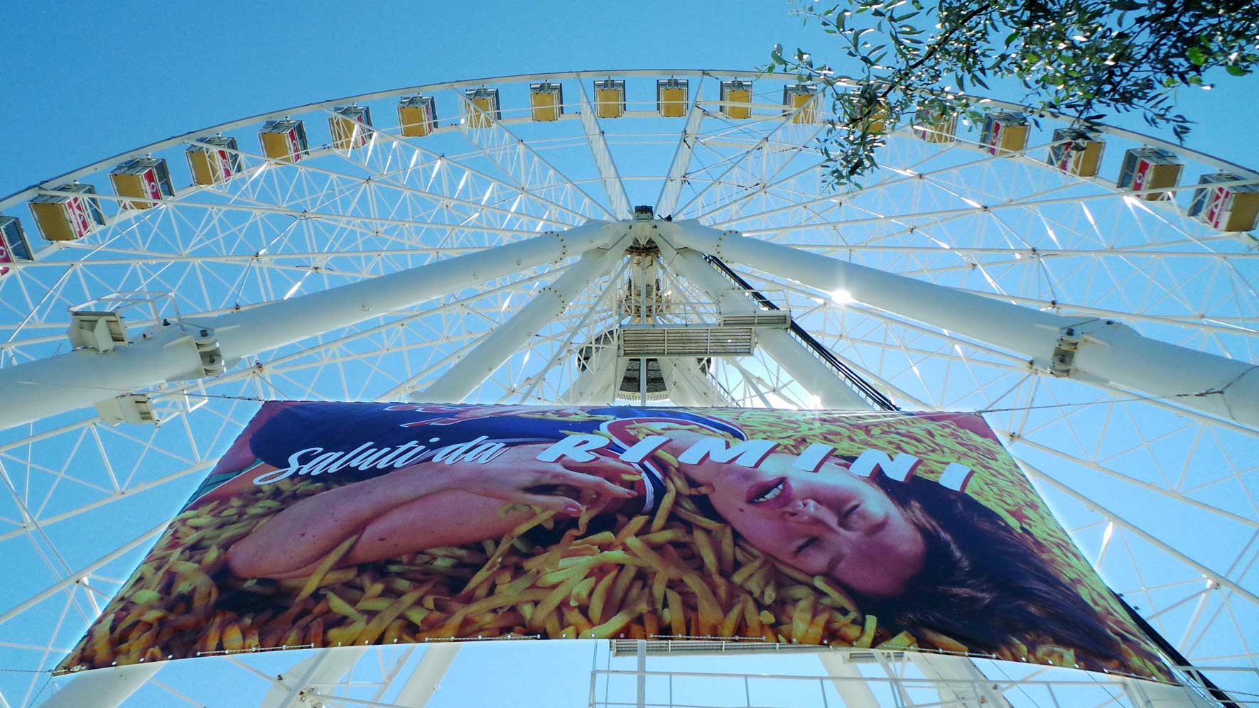 Cartoline provocatorie in giro per Rimini: genitori, che cosa ne pensate?