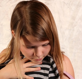 Armadi pieni di vestiti e scarpe usati: perché non adottiamo una mamma?