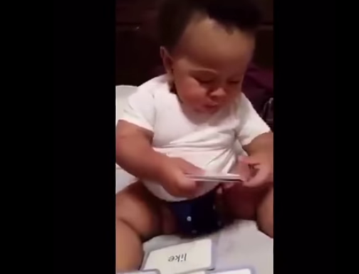 Il video del bimbo prodigio: legge a 19 mesi