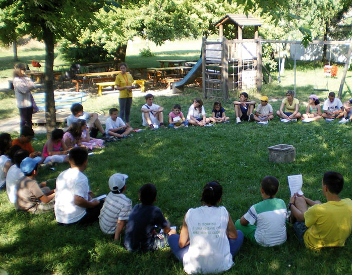 Gli adolescenti "educano" i bambini nei doposcuola estivi