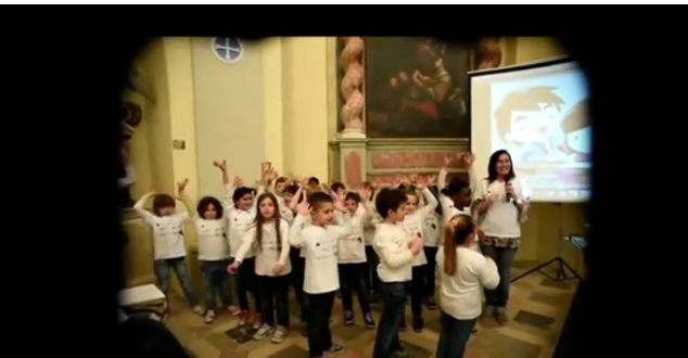 Nicolas non sente, i compagni di classe cantano a gesti
