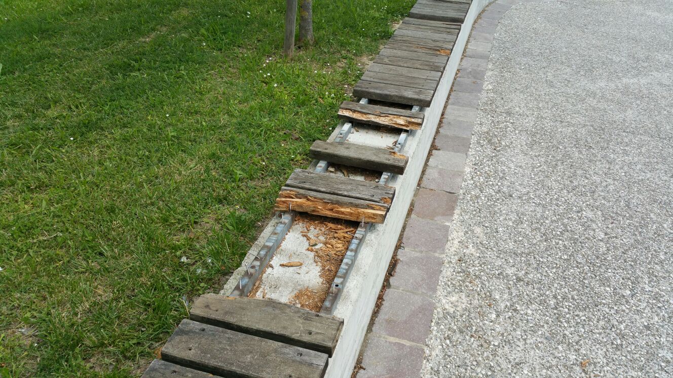 Ravenna, incuria al parco ‘tamponata' da due altalene