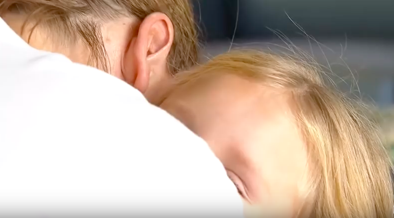 Il video della piccola rapita e riportata ai suoi genitori