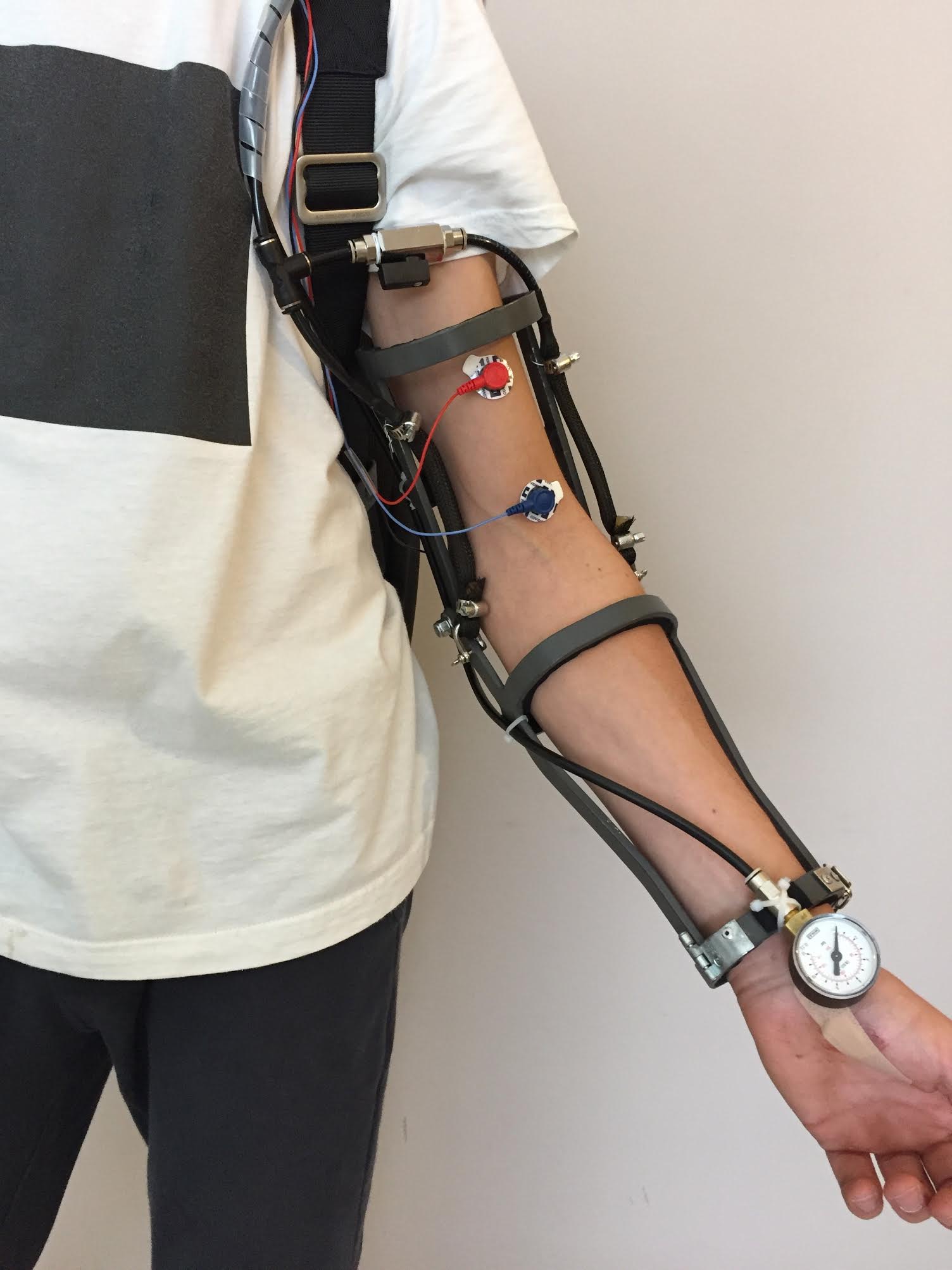 A 17 anni progetta un esoscheletro: "Per far camminare chi non può"