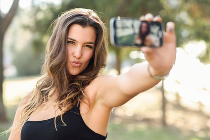 Ragazzine in pose sexy, a Rimini le segnalazioni delle mamme
