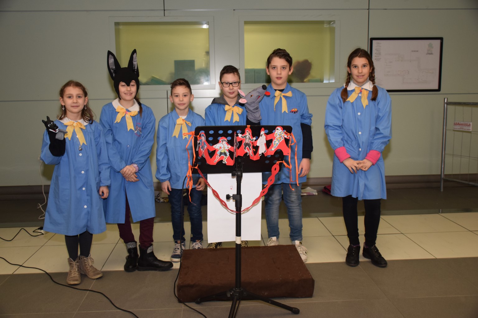 I bimbi leggono ad alta voce nell'atrio dell'ospedale