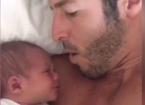 Il trucco del papà per far smettere di piangere la neonata