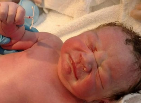 La spirale fa flop, il bimbo nasce e la mamma sorprende tutti