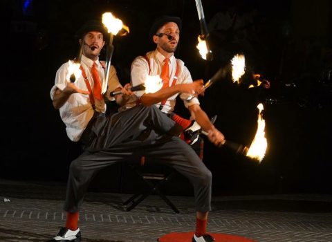 Casino Royal - spettacolo di giocoleria acrobatica a Pinarella