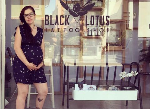 A otto mesi di gravidanza apre uno studio di tatuaggi: "Arte e conciliazione"