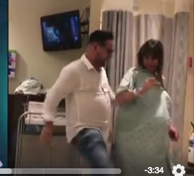 Balla col marito per evitare il cesareo. E ci riesce
