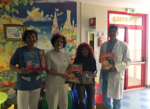Libri e giochi alle Pediatrie dalla società di Cappanna, campione non vedente
