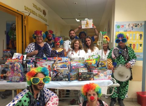 Rimini: giocattoli e spettacoli per la Pediatria