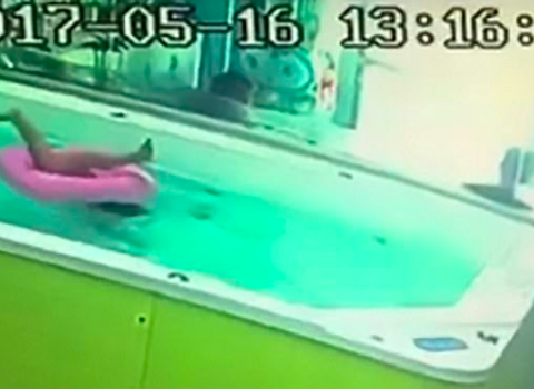 Bimbo nel salvagente bloccato in acqua a testa in giù: il video