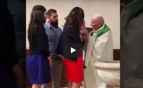 Bimbo piange durante il battesimo: il prete lo prende a schiaffi