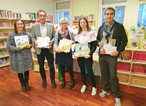 "Il mare di Filippo" dona libri per bambini a Massa