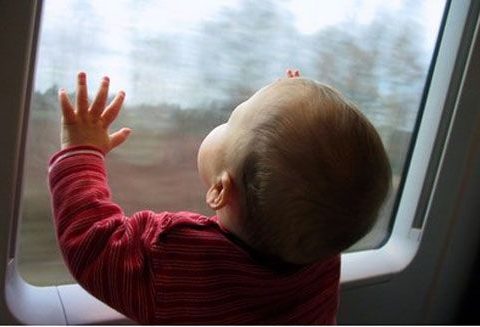 Malinteso tra genitori e il bimbo di due anni rimane da solo sul treno
