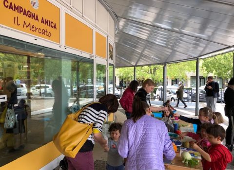 I personaggi delle favole fatti con le castagne al Mercato Contadino