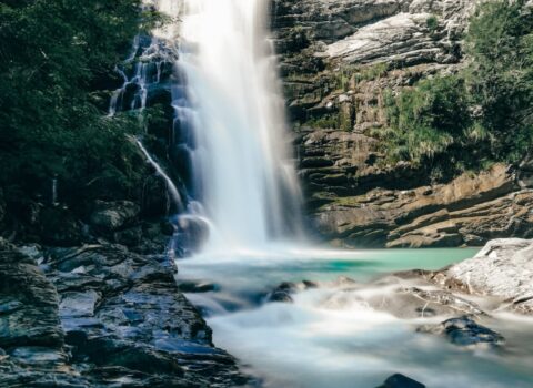 Padre salva la figlia di nove anni finita nella cascata