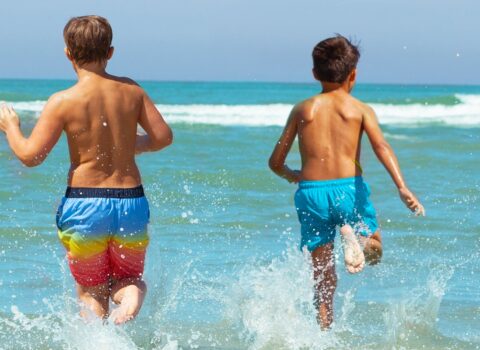 Insolazione dei bambini in spiaggia: come proteggerli dal sole estivo